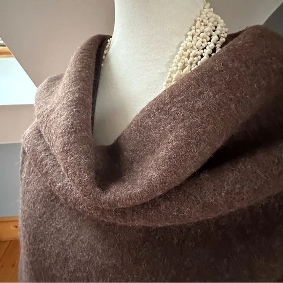 Minimalist Brown & Gray Wrap - Picture 5 of 14